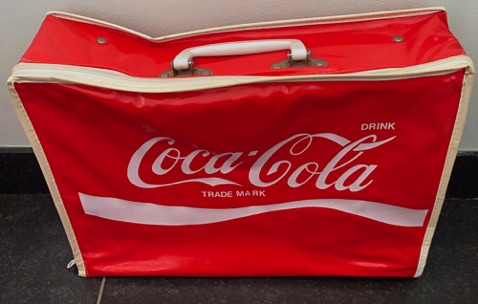 9697-1 € 5,00 coca cola koffertje opvouwbaar 35x24x10 cm.jpeg